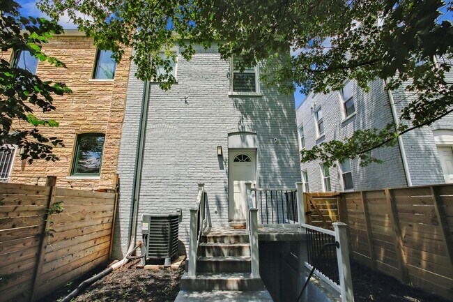 Building Photo - 526 Roxboro Pl NW