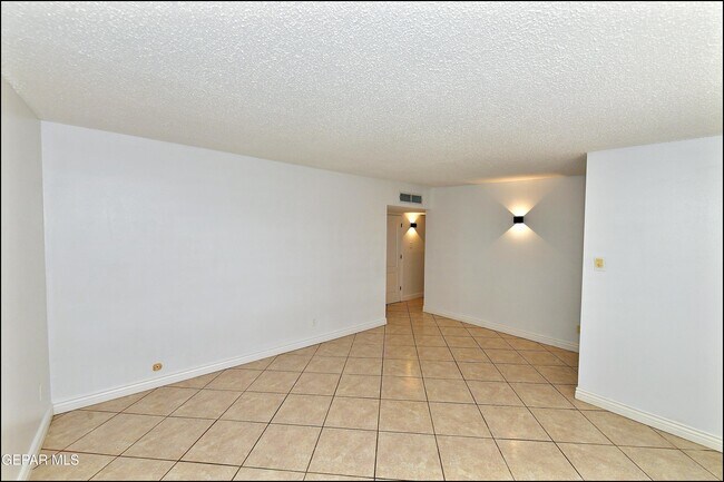 Building Photo - 10565 Murphy St