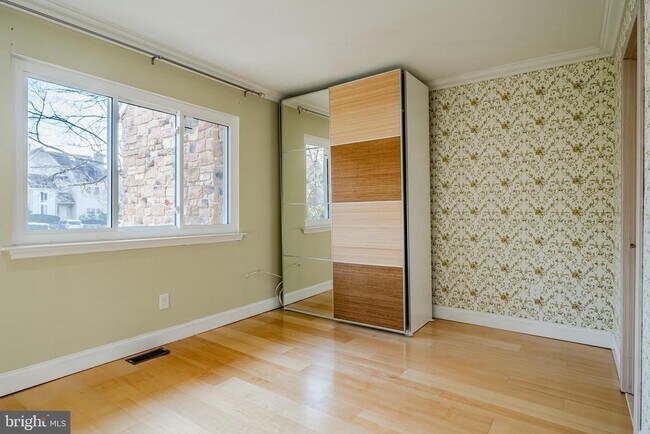 Building Photo - 227 Carriage Ct