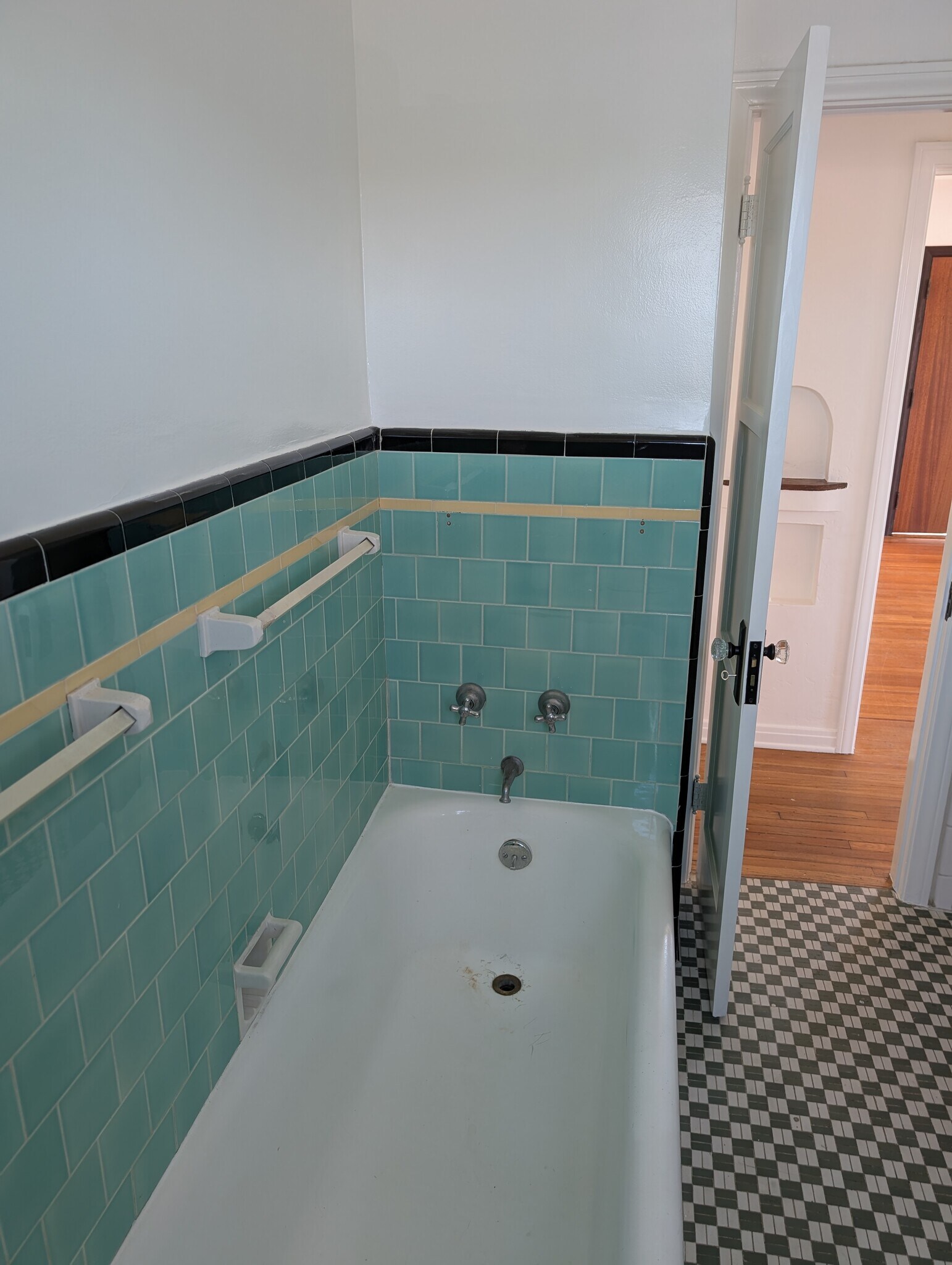 Bathtub - 436 Orizaba Ave