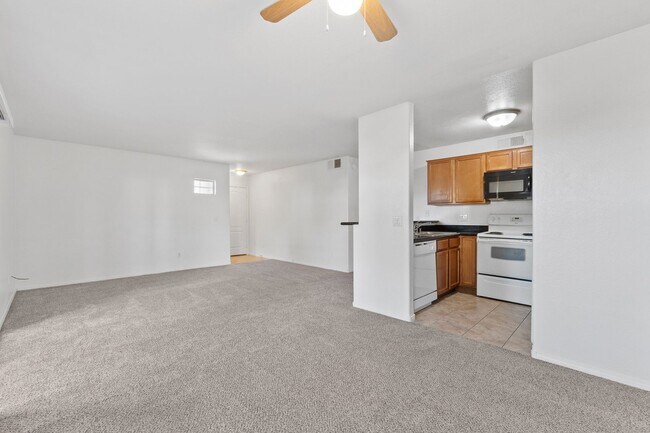 Building Photo - 3 Bedroom Condo at THE LAKES!