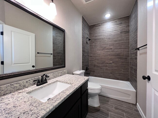 Building Photo - Upper Valley 3 Bedroom 2.5 Bath Townhome