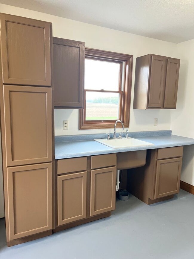 Building Photo - NEW LISTING! 3 Bedroom home