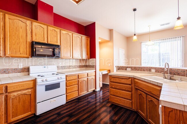 Building Photo - 3 Bedroom/2 Bath Home with an office and paid solar - $2695 per month!
