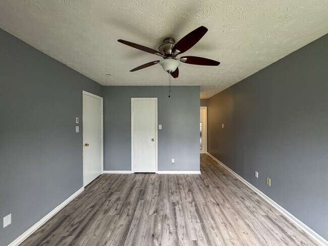 Building Photo - Charming 3 Bed 2 Bath Home with Fenced Yard