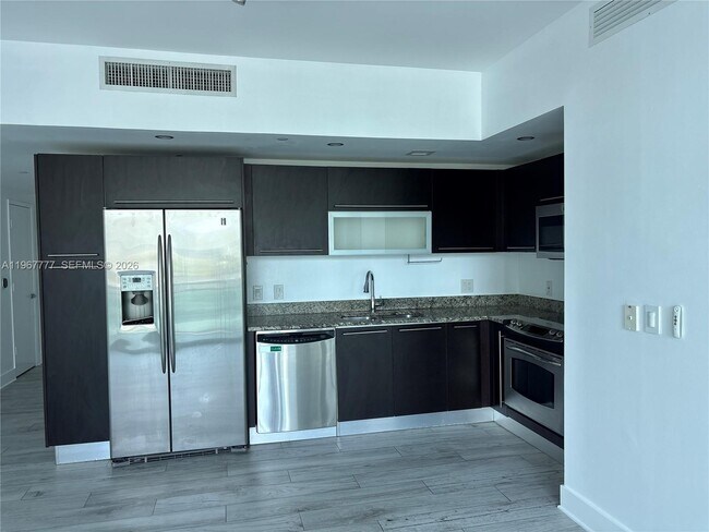 Building Photo - 950 Brickell Bay Dr