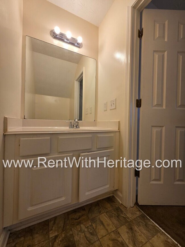 Building Photo - Awesome 3bd/ 2ba Townhome, Super Spacious, Small Community, Great Location