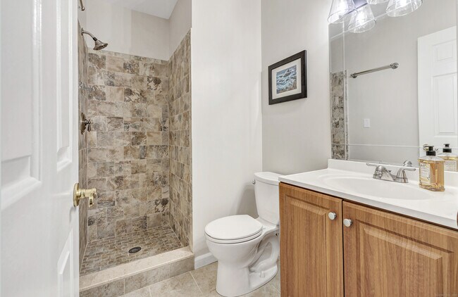 Building Photo - 170 Forest St