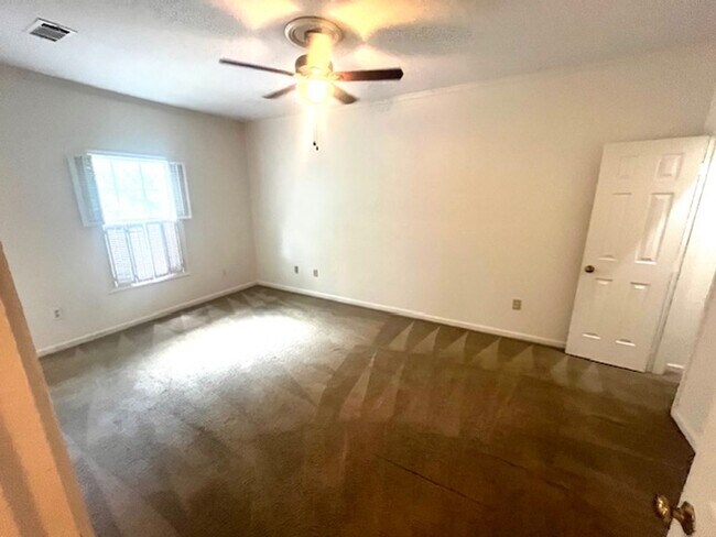 Building Photo - Quinn St - 1210/1212