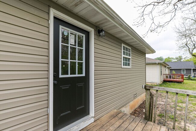 Building Photo - REMODELED 3 Bedroom | 2 Bathroom | 2 Car G...