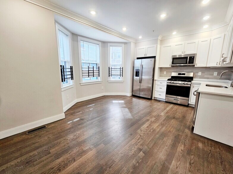 Building Photo - 79 Linden St