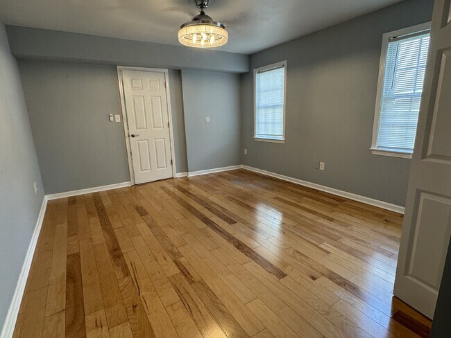 Building Photo - 3 BD/2 BA - Two Story Home in Mid-town Wil...