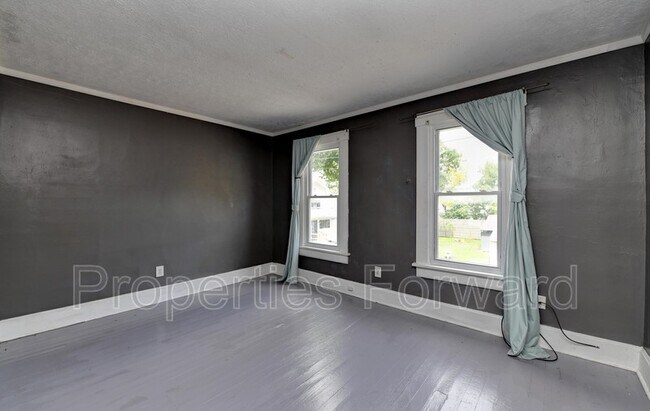 Building Photo - 673 E Sycamore St