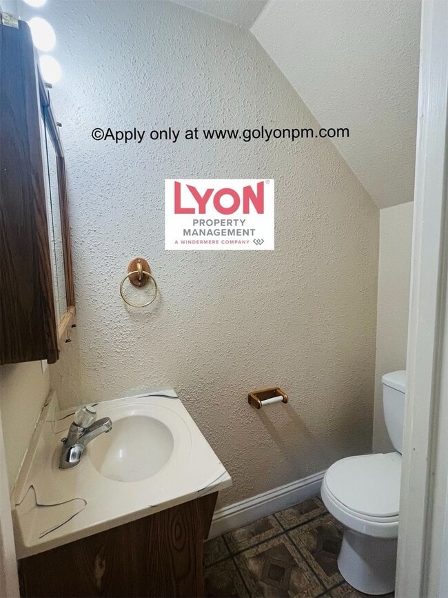 Building Photo - Darling, Spacious 3 bedroom Condo in beaut...