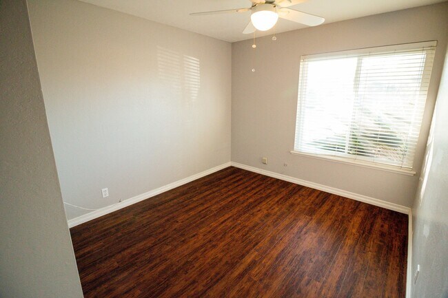 Building Photo - Spacious 4 Bed / 2 Bath Pool Home in Prime Corona Location!