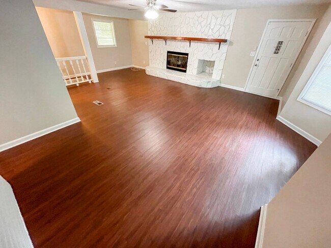 Building Photo - Renovated 3BR Ranch w/Basement