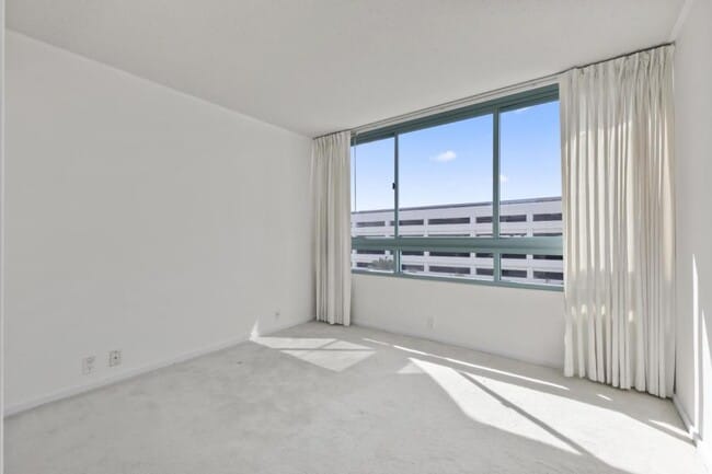 Building Photo - 1341 Kapiolani Blvd