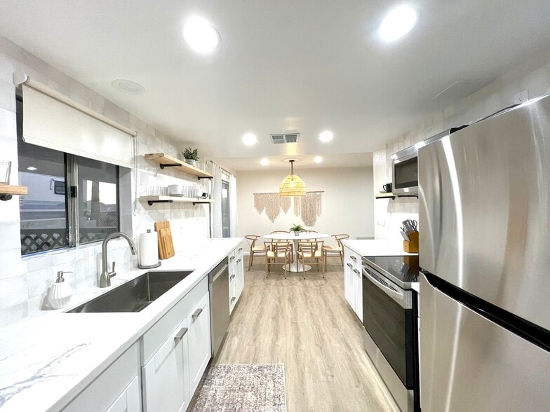 Fully renovated kitchen - 7084 Hillview Rd