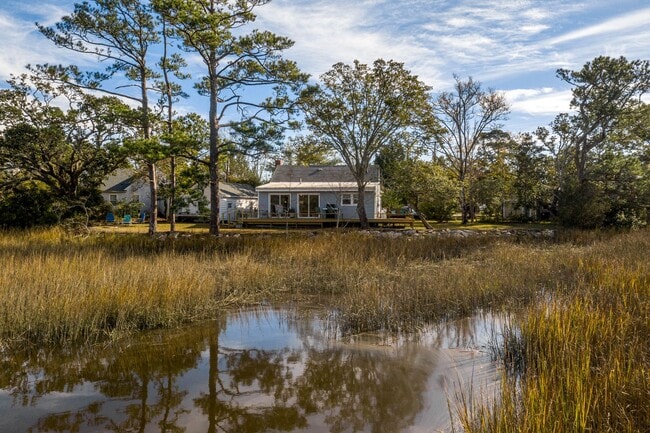 Building Photo - Marsh View Beaufort Home Available Now