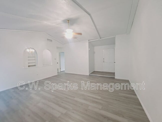 Building Photo - 3517 Hillridge Dr