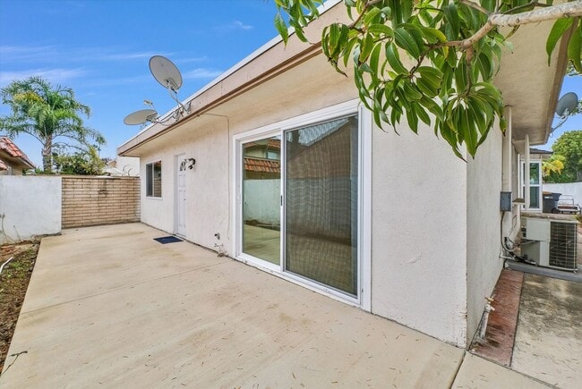 Building Photo - "Rare Single-Story Remodel: Modern 3BR End-Unit in University Park