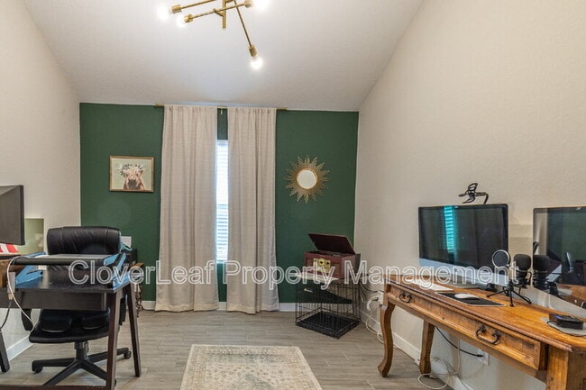 Building Photo - 804 Shrike Ln