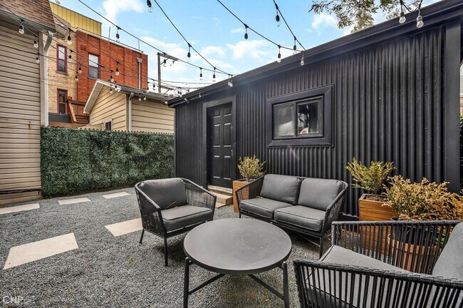 Building Photo - 2014 N Oakley Ave