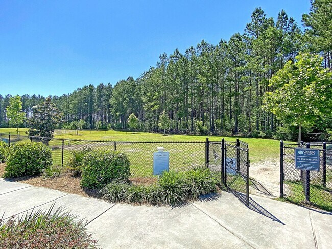 Building Photo - Meticulous 3 Bedroom Home in Lindera Prese...