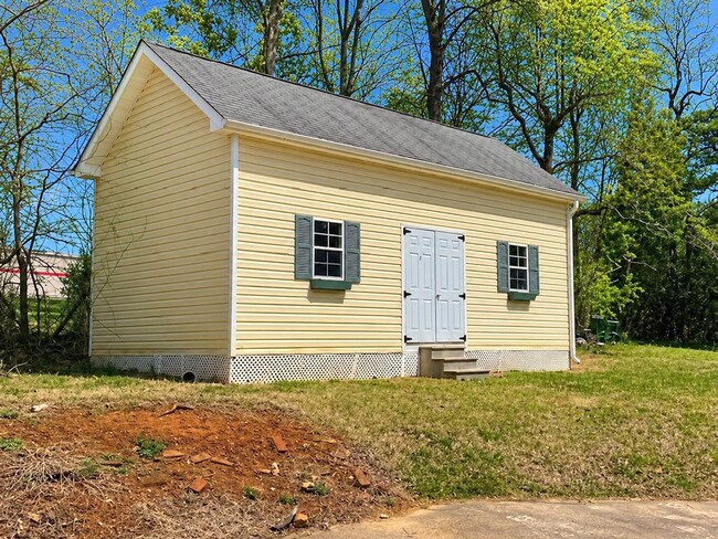 Building Photo - Three bedroom, 2 bath house in Mebane