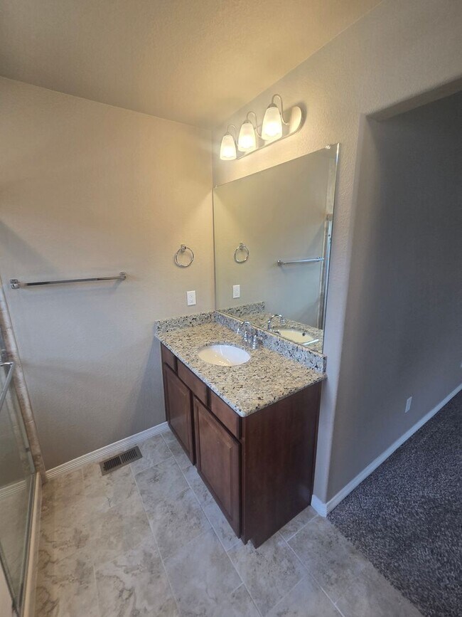 Building Photo - 2421 Ridge Top Dr