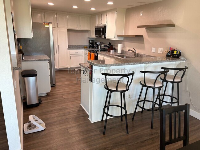 Building Photo - Beautiful 3 bed / 2.5 bath Townhome in Carlsbad