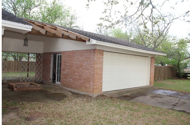 Building Photo - Great 2 Bdrm 1 Bath Home in Sanger Tx