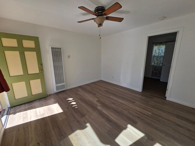 Building Photo - 1+1 Ventura Avenue, super cute 1+1 in rear duplex w/ yard