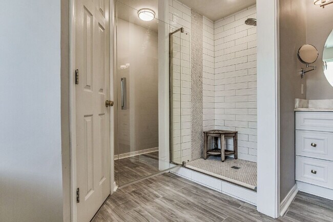 Building Photo - Welcome to your dream home! This stunning 4-bedroom, 3-bathroom residence is perfectly situated n...