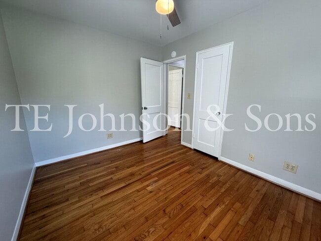 Building Photo - A Great Condo close to Atrium Health and Park