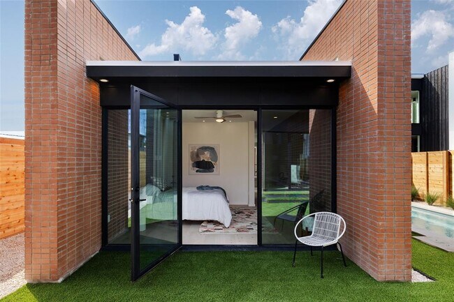 Building Photo - 2112 Lawnmont Ave