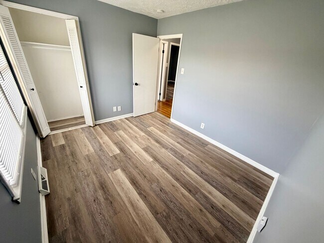 Building Photo - 1134 Oakwood Dr