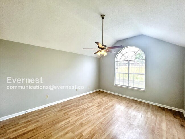 Building Photo - Spacious 3 Bed, 2 Bath / Pet-Friendly / Coming Soon!
