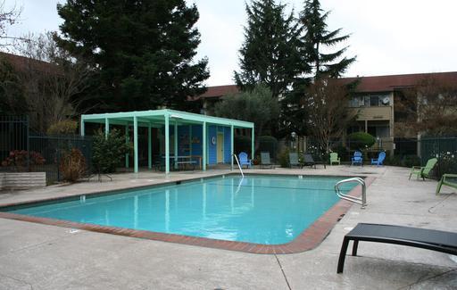Building Photo - Updated Top Floor Corner Unit-Community Po...