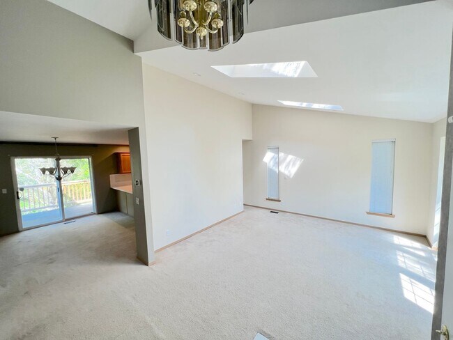 Building Photo - Spacious Upgraded Bothell/North Kirkland Home!