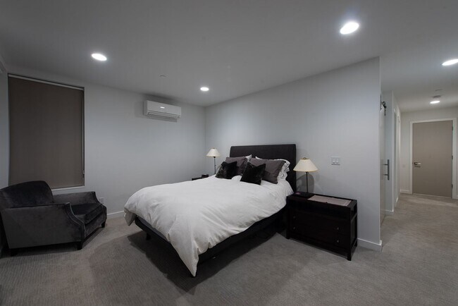 Building Photo - Immaculate, Kirkland Newer Construction - ...