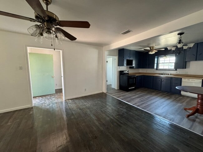 Building Photo - 1509 S Main Ave