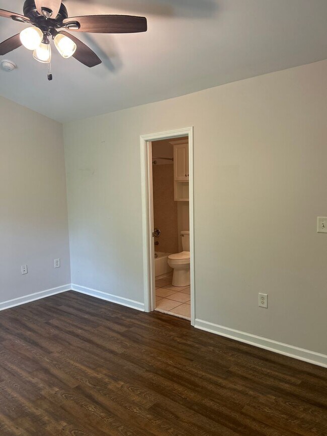 Building Photo - Three Bedroom Townhouse Available!