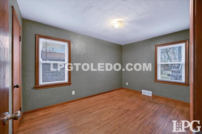 Building Photo - 667 Caswell Ave