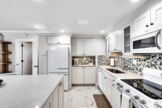 Building Photo - 2508 Bay Dr