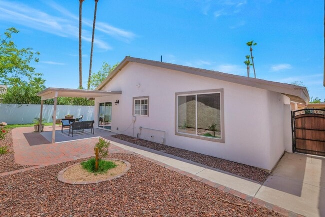 Building Photo - 7509 N Vía Del Elemental