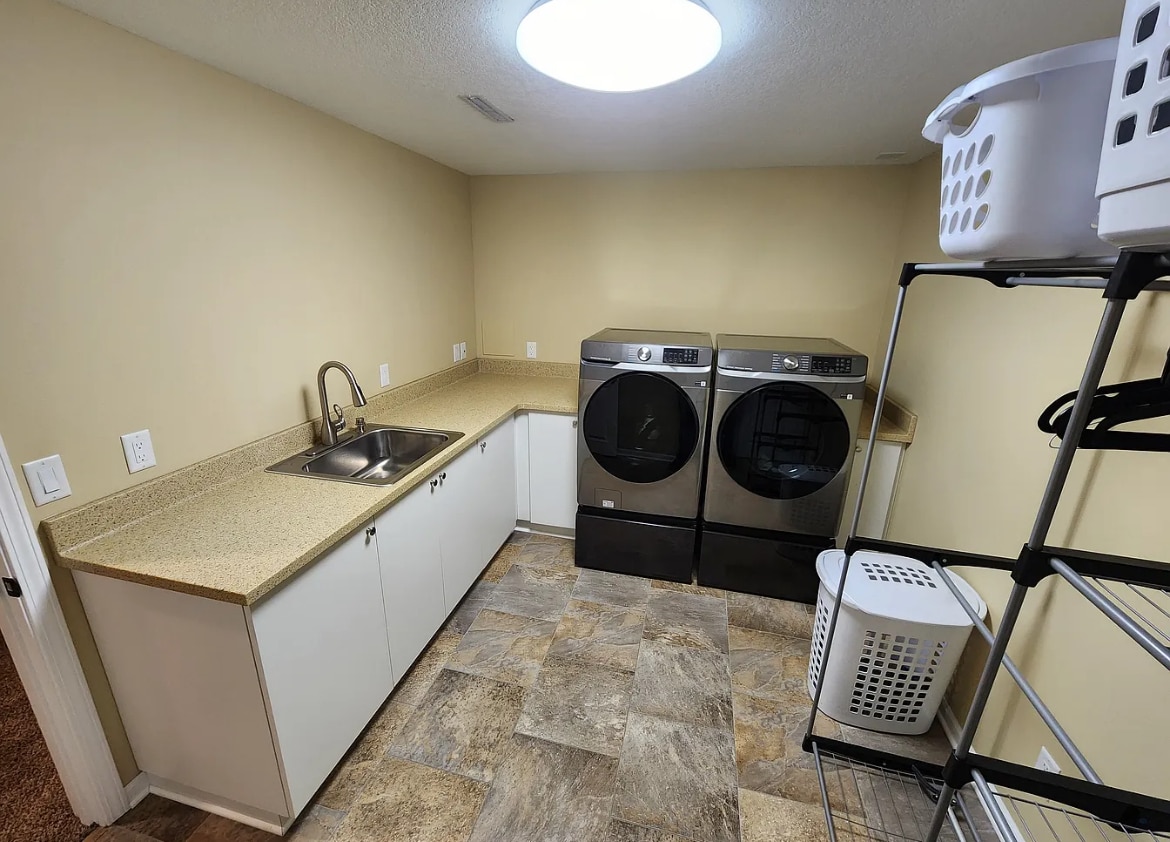 Building Photo - 210 NE 12th Street Pl