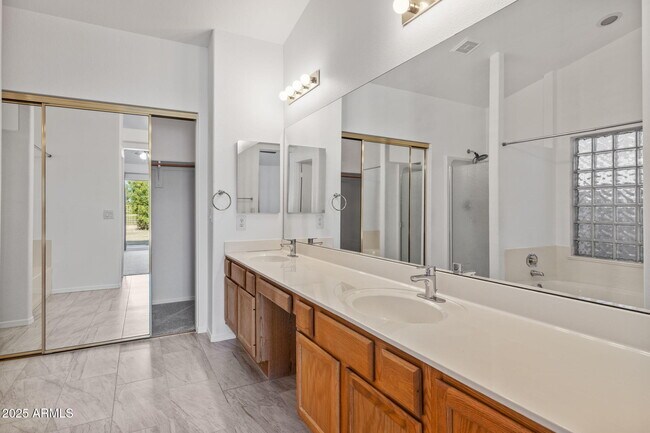 Building Photo - 1250 W Canary Way