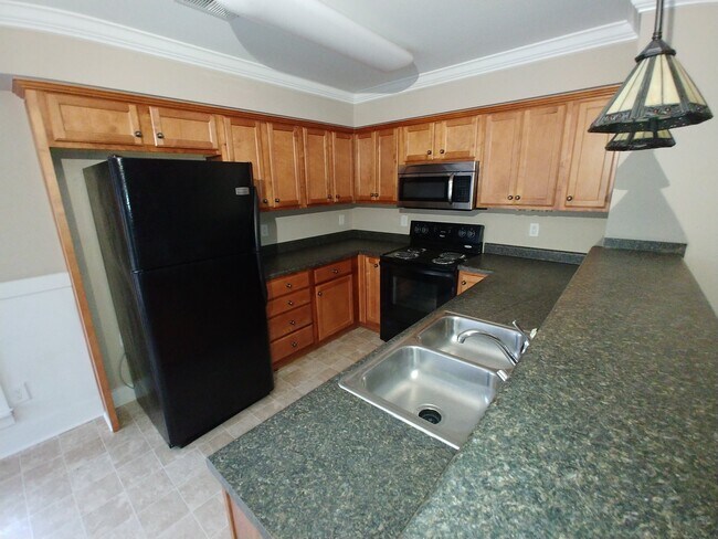 Building Photo - 2000 Rossburg Pl