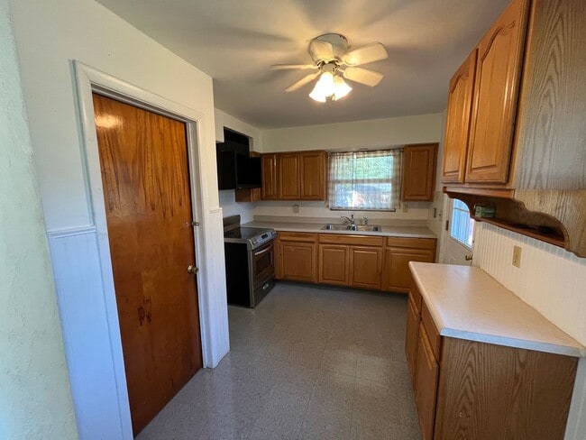 Building Photo - Three bedroom in Godfrey